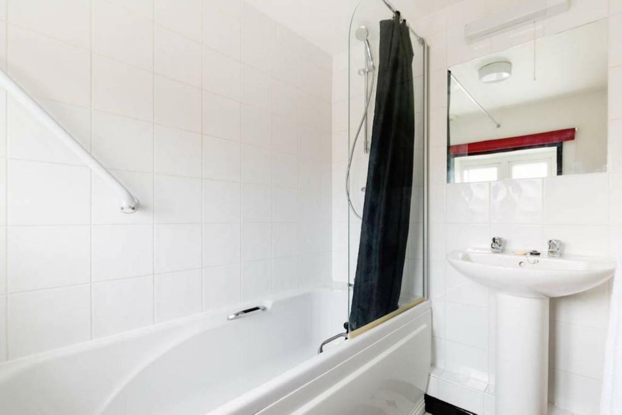 Fergies Canal Side Cottage วอร์ริก ภายนอก รูปภาพ